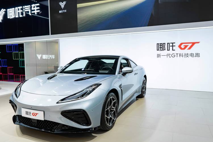 佛山342哪吒汽车在智能汽车领域的表现，领途汽车在新能源汽车市场中的影响力